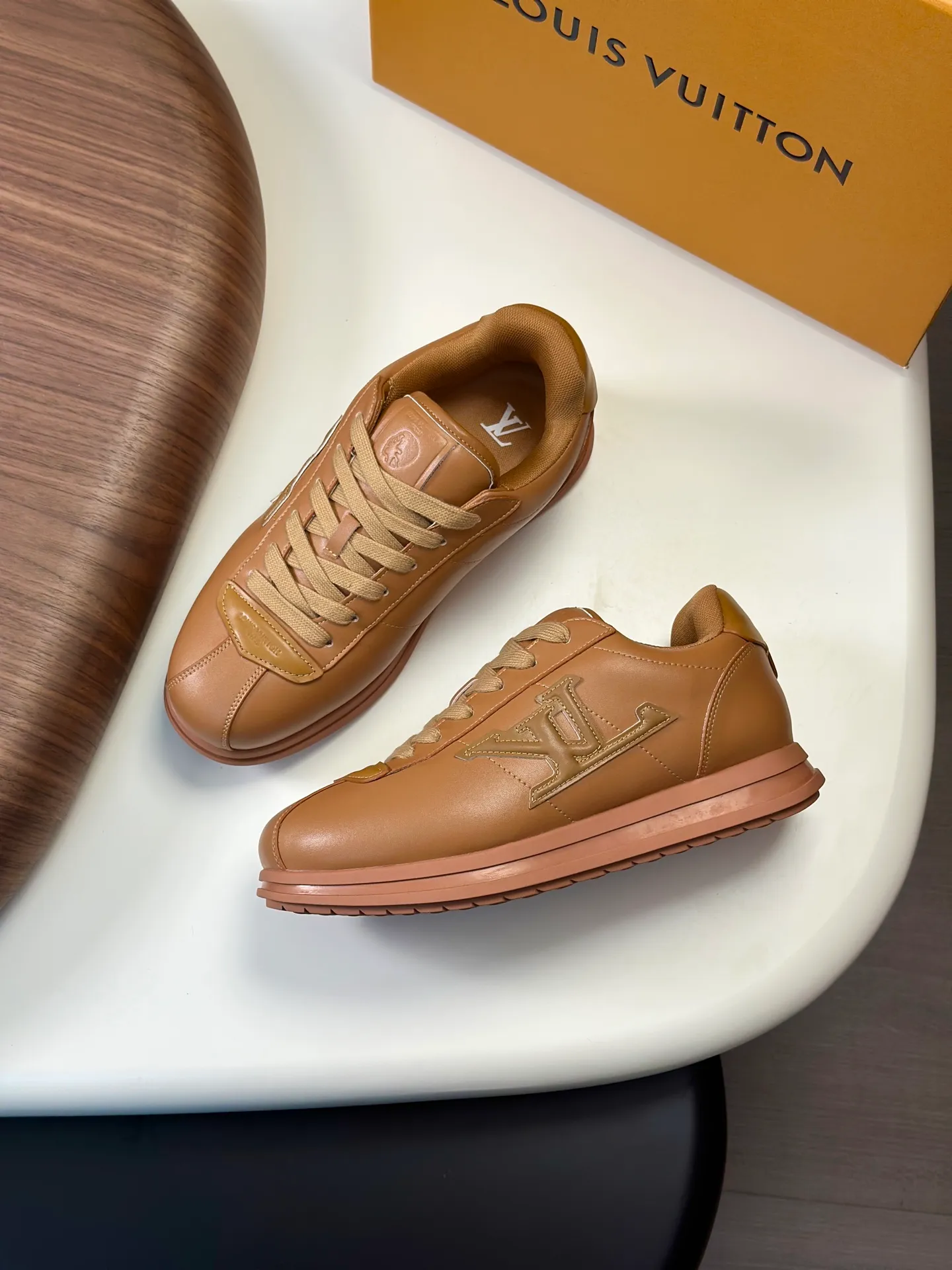 Factory direct sale ¥700💰Full set of packaging💰Top version LV-Louis Vuitton-Classic catwalk new style 1:1 developed replica of the original version! ! The upper foot is very comfortable. It is made of luxurious materials and fine workmanship. The midsole is printed with English letters "Made in Europe". The upper is made of calfskin imported from Italy. The side is decorated with the brand's LOGO and signature. The latest latex foot pads and mesh lining make the foot feel super comfortable. The original two-color TPU combination outsole is specially provided by the original factory. Bag technology Goodyear stitched edges Fabric: Exclusive custom first-layer cowhide Accessories: Exclusive private model Vuitton logo, lining: Customized silk mesh lining - first-layer silk cowhide lining Outsole: TPU combination outsole wear-resistant, non-slip and anti-yellowing Foot pads: new latex pads-mesh sweat-absorbent Counter technology: fully computerized sewing machine wire drawing Toe box back cover Hot and cold shaping Full set of pull-top last with medium and low logo pattern Counter packaging - Shoelaces, certificates, cards, instructions, certificates of quality, dust bags, the most comprehensive packaging on the Internet, men's size 339-44 (38/45 custom-made, non-refundable!